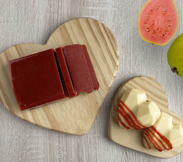 Você pode inovar no formato e criar bombons de chocolate branco com goiabada em formato de coração (Foto: Predilecta Alimentos / Divulgação)