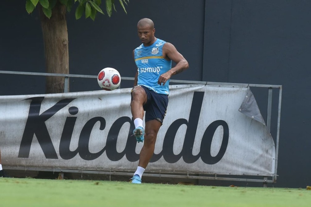Carlos Sánchez durante treino no CT Rei Pelé — Foto: Ivan Storti/Santos FC