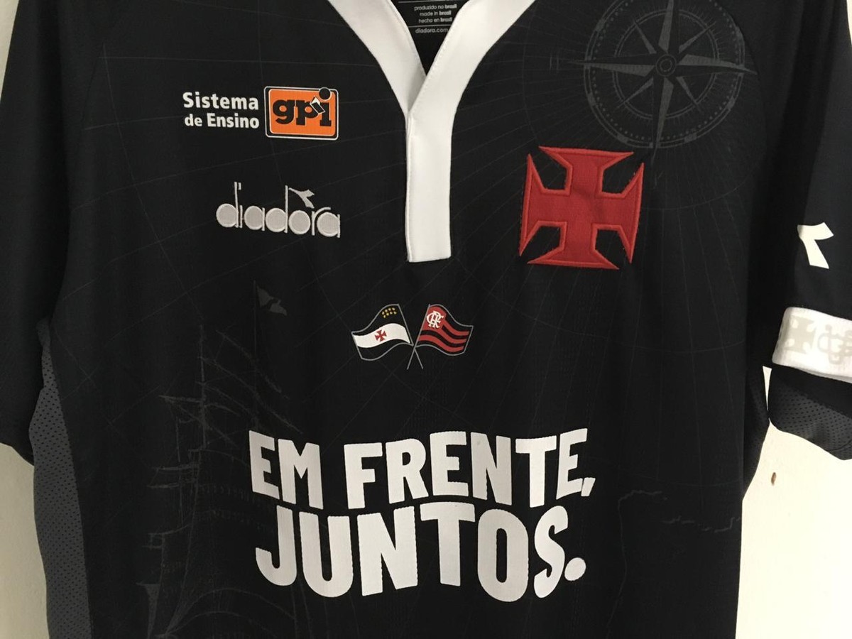 Vasco inicia leilão de camisas em homenagem a Flamengo e vítimas de enchentes vasco ge