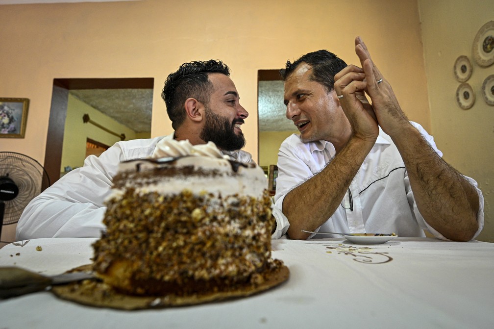 Adiel Gonzalez e Lázaro Gonzalez se casam em Bolondron, em Cuba, em 13 de outubro de 2022 — Foto: Adalberto Roque/AFP