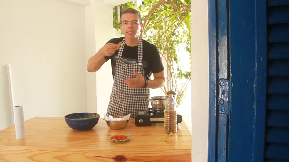 Hildebrando Neto ensina receita de guacamole — Foto: TV Cabo Branco/Reprodução