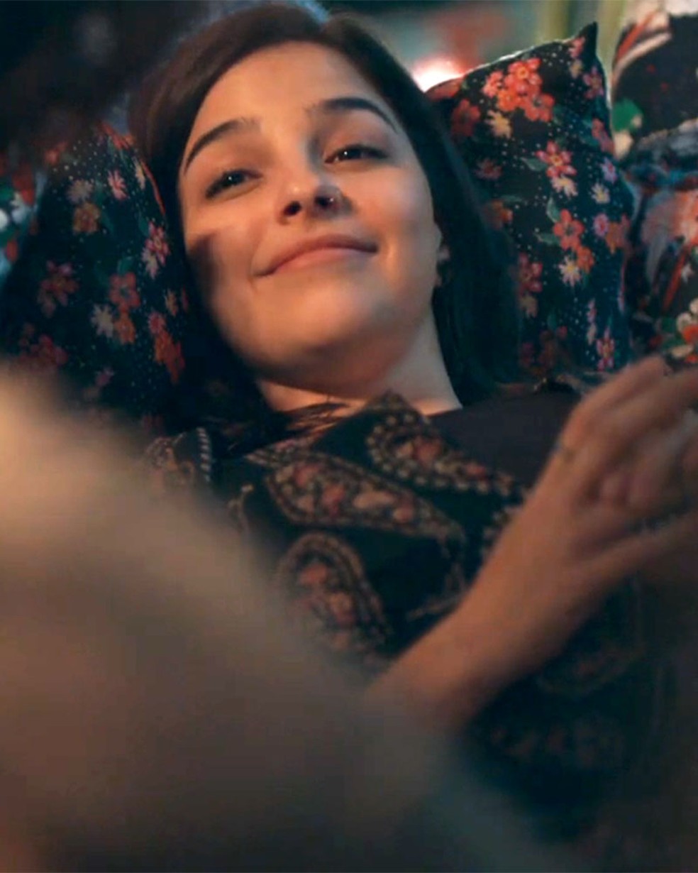 Keyla (Gabriela Medvedovski) se encanta com história contada por Deco (Pablo Morais) em 'Malhação - Viva a Diferença' — Foto: Globo