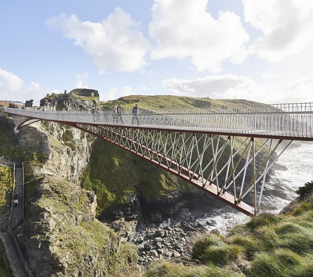 Ponte de pedestre criada para o castelo de Tintagel (Patrimônio Inglês), projeto de Ney & Partners and William Matthews Associates (Foto: Divulgação / Hufton- Crow)