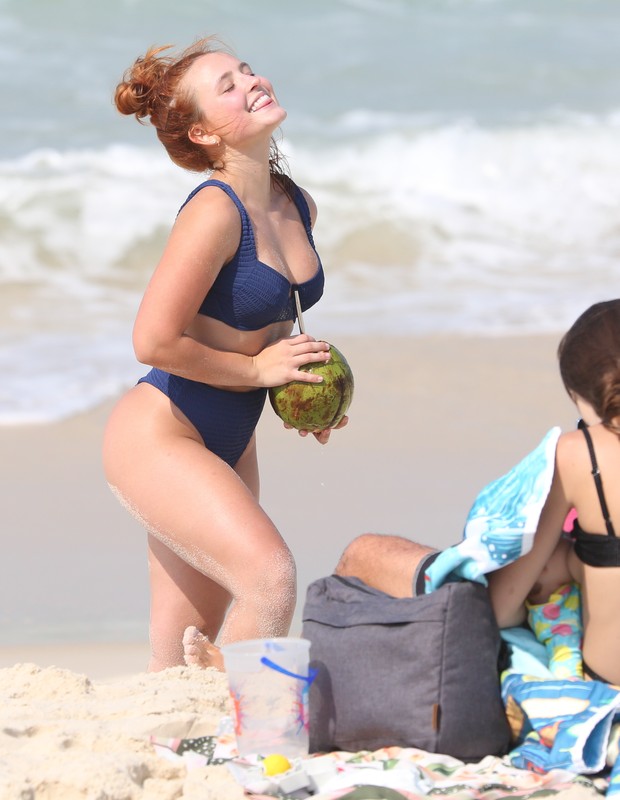 Larissa Manoela posa de biquíni na praia da Barra da Tijuca (Foto: AgNews)