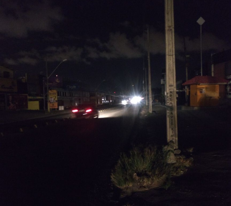 Conjunto José Tenório, em Maceió, ficou sem energia elétrica após caminhão atingir poste (Foto: Douglas França/TV Gazeta)