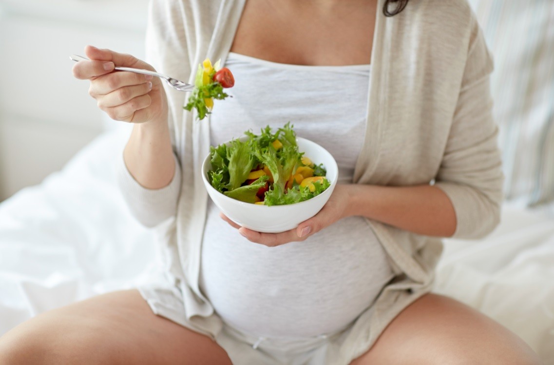 Mulher grávida comendo salada (Foto: Getty Images)