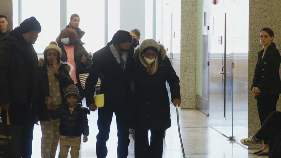 Sheldon Thomas, homem que ficou 18 anos preso por um crime que não cometeu, deixa o tribunal ao lado de sua avó — Foto: Reprodução/NBC