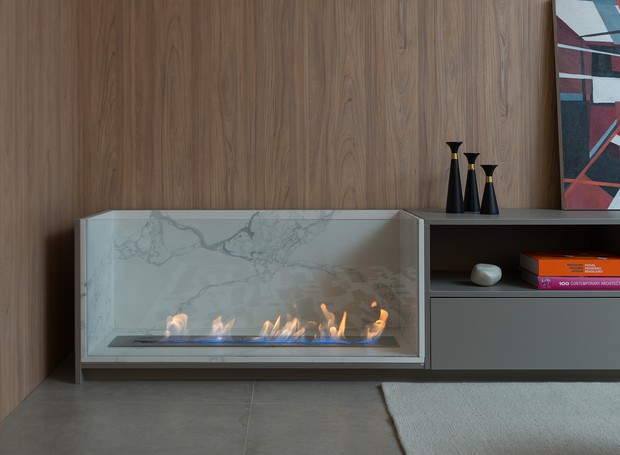 A arquiteta Barbara Dundes criou o espaço para a lareira ecológica no rack da sala de estar para aquecer nos dias mais frios e deixar o ambiente mais aconchegante. O modelo é da K3 Imports (Foto: Manu Oristanio/Divulgação)