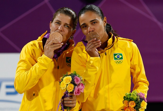 Juliana e Larissa medalaha bronze vôlei de praia Olimpíadas 2012 (Foto: Reuters)
