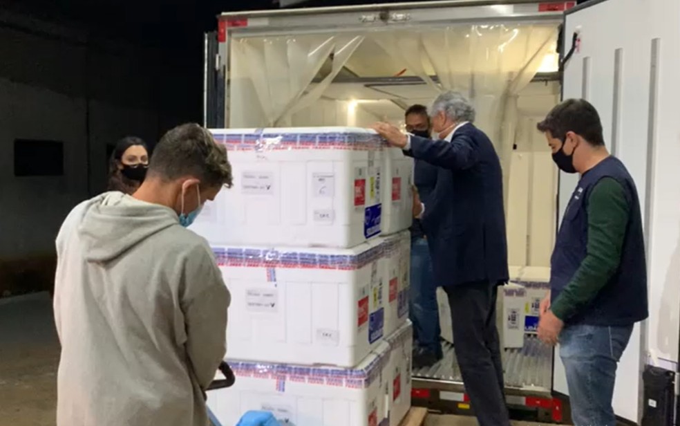 Chegada de 132,8 mil doses de AstraZeneca a Goiás  — Foto: Reprodução/TV Anhanguera
