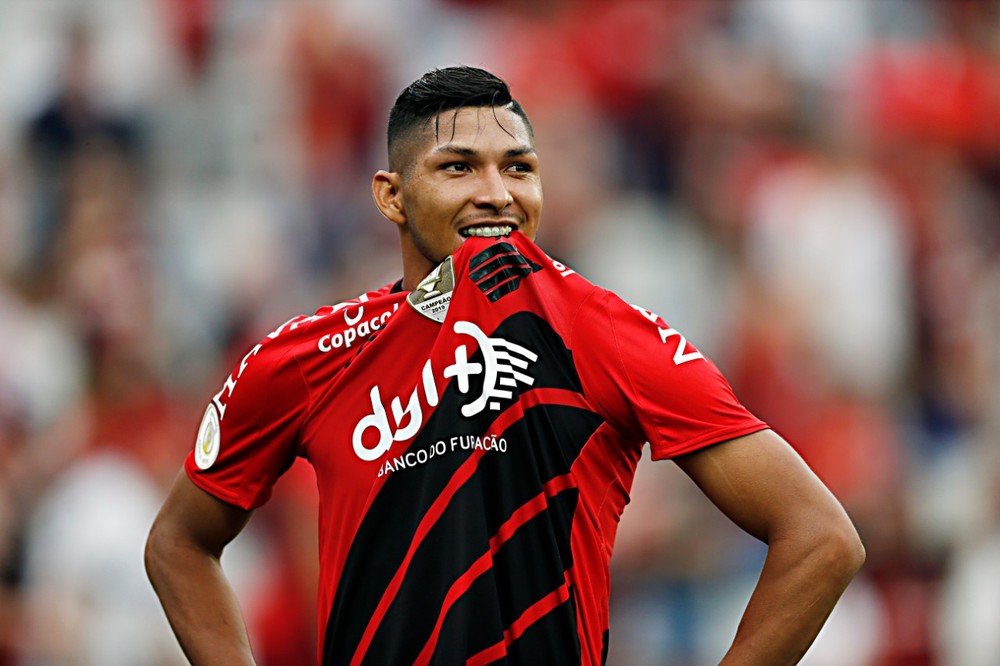 Corinthians consulta Athletico-PR por Rony, mas valores assustam