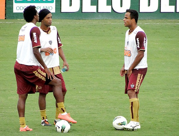 Ronaldinho Gaúcho, Jô e Mancini no treino do Atlético-MG (Foto: Leonardo Simonini / Globoesporte.com)