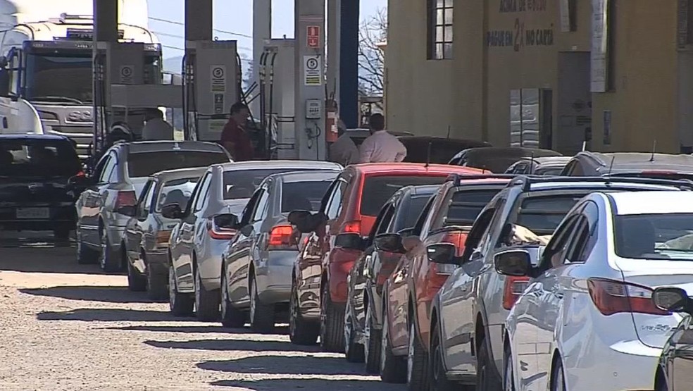 Fila de carros no único posto que ainda tem etanol em Botucatu (Foto: TV TEM / Reprodução )