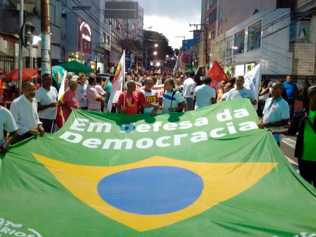 Manifestantes participam de caminhada em favor do governo Dilma no centro de Salvador, Bahia (Foto: Maiana Belo/ G1)