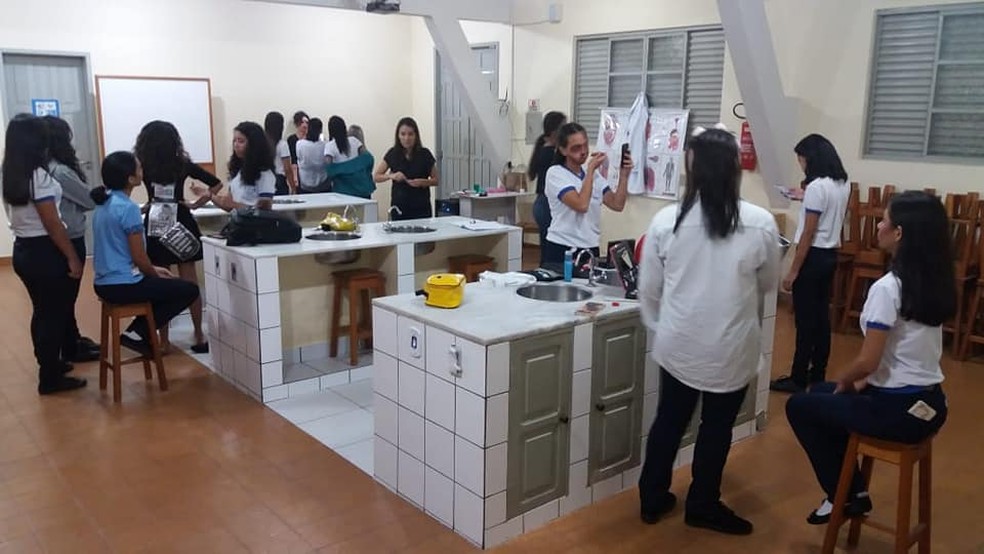 Aula prática em laboratório na Escola São Raimundo Nonato, em Santarém — Foto: Colégio São Raimundo Nonato/Facebook/Reprodução