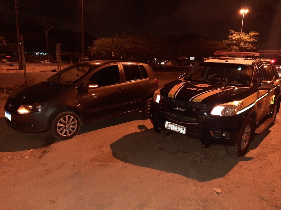 Mais um carro roubado recuperado pela PRF no mesmo trecho da BR-104, próximo a Rio Largo — Foto: Ascom PRF