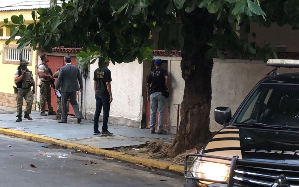 Agentes da Polícia Federal cercam casa em Bangu (Foto: Bruno Albernaz / G1)