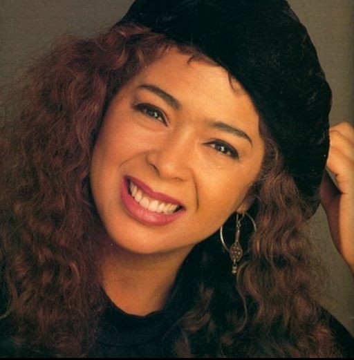 Morre a cantora Irene Cara, que deu voz às canções dos filmes 'Flashdance' e 'Fame'