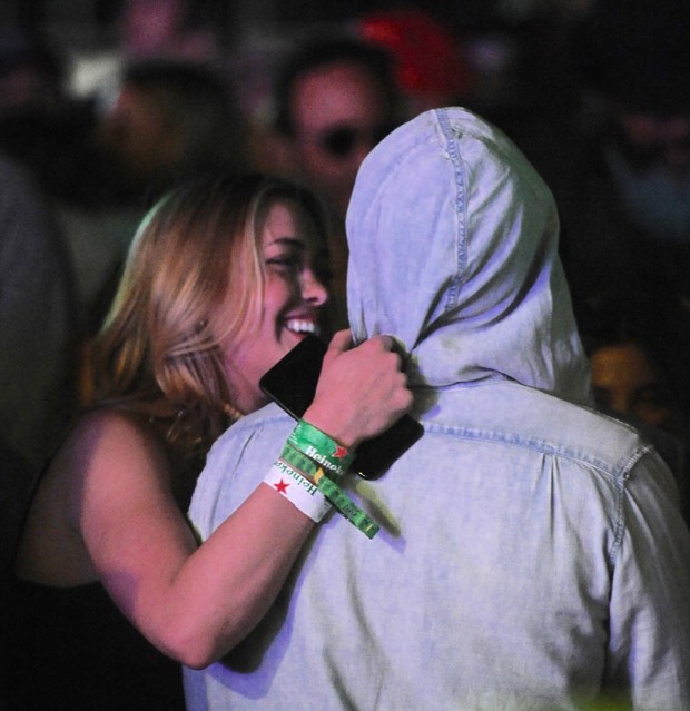 Orlando Bloom se diverte com loira em festival de música (Foto: AKM-GSI)