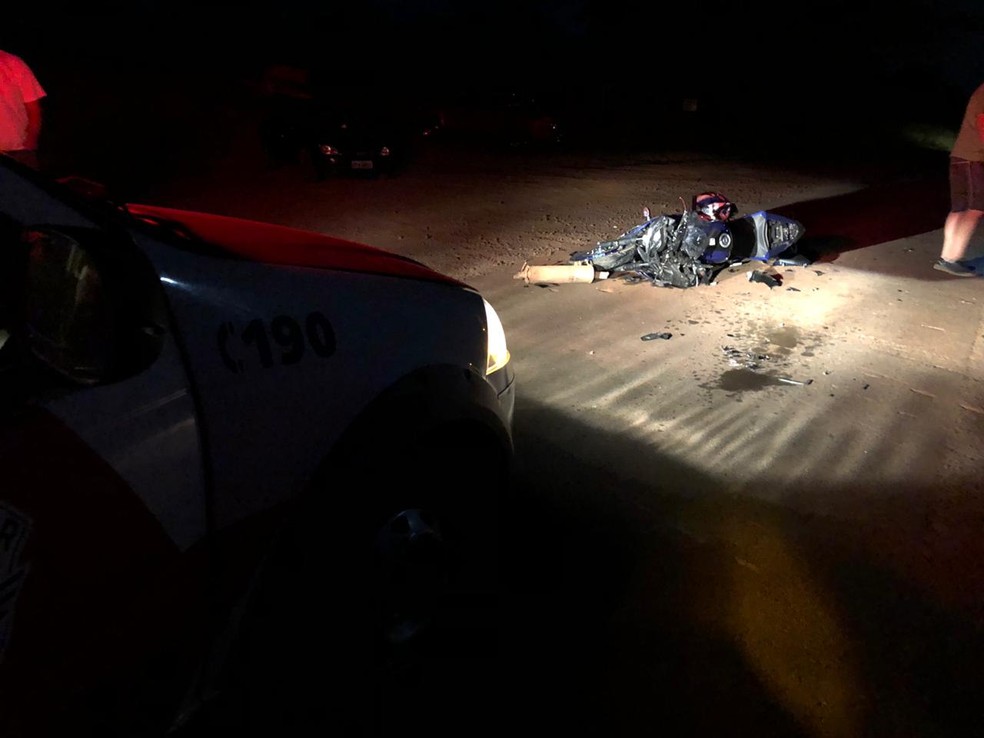 Motociclista caiu no chão com o impacto da batida e teve ferimentos leves — Foto: Tupãcity/Divulgação