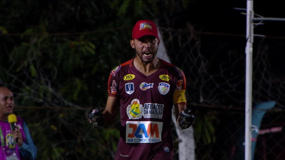 Conheça goleiro raiz que jogou de boné, quebrou a internet e ajudou Afogados a eliminar o Atlético-MG 