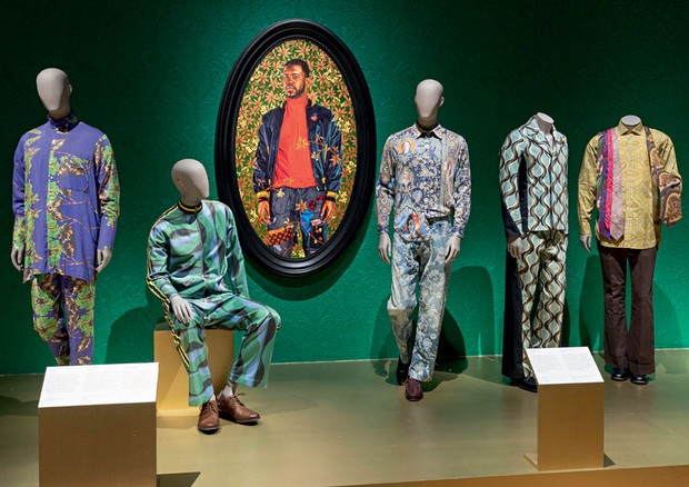 Uma sala da exposição Fashioning Masculinities: The Art of Menswear, em cartaz no Victoria & Albert Museum de Londres  (Foto: Divulgação)
