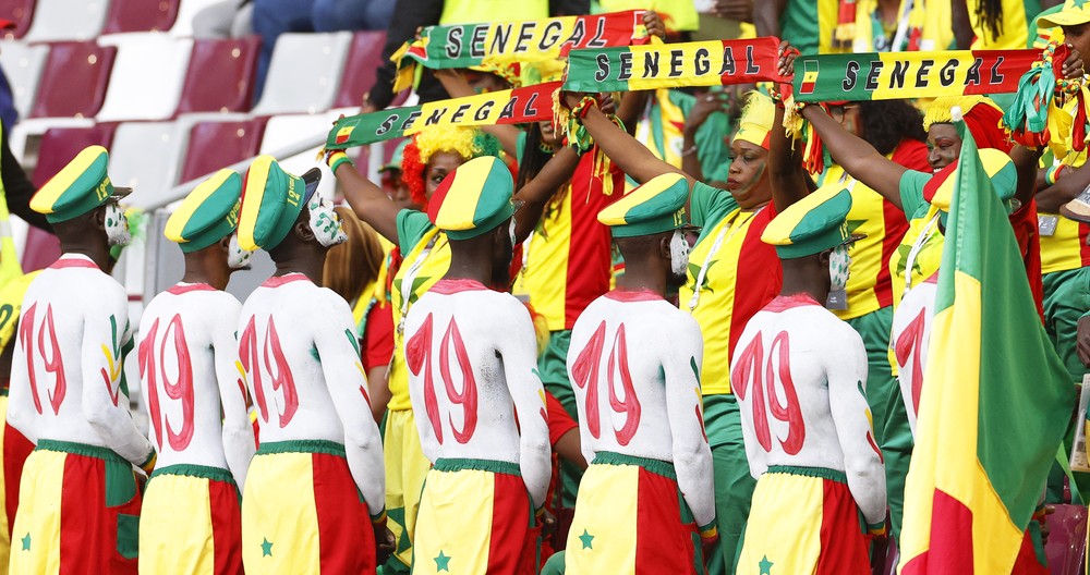 Torcedores de Senegal homenageiam Papa Bouba Diop na terceira rodada da Copa do Mundo — Foto: EFE/EPA/Rungroj Yongrit