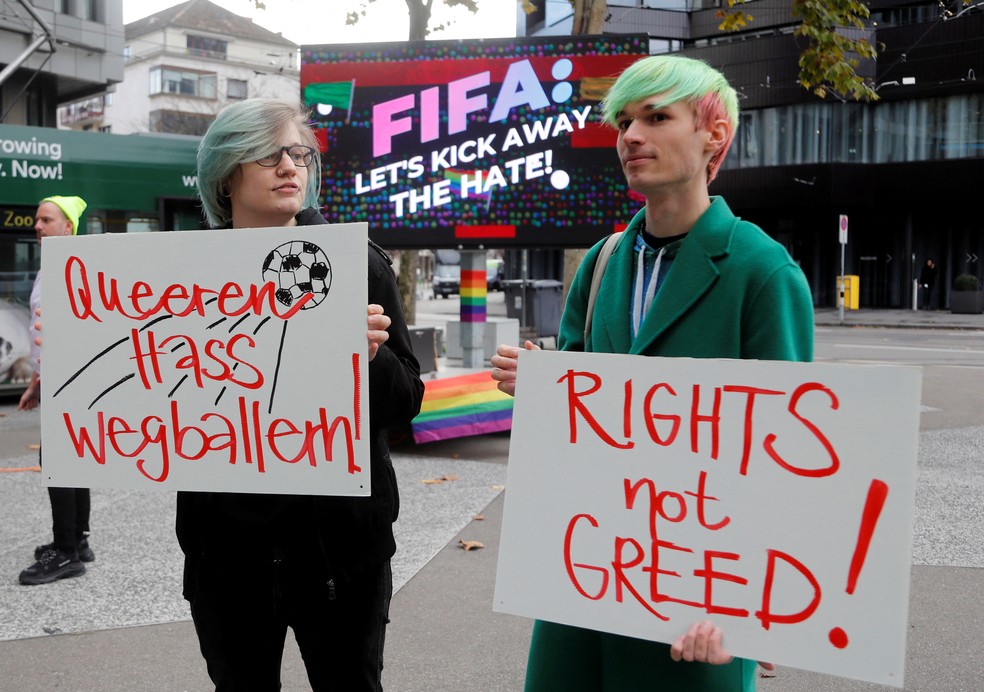 Manifestantes LGBTQIA+ protestam contra a realização da Copa no Catar em frente à sede da Fifa, em Zurique, na Suíça, em 8 de novembro de 2022. — Foto: Arnd Wiegmann/ Reuters