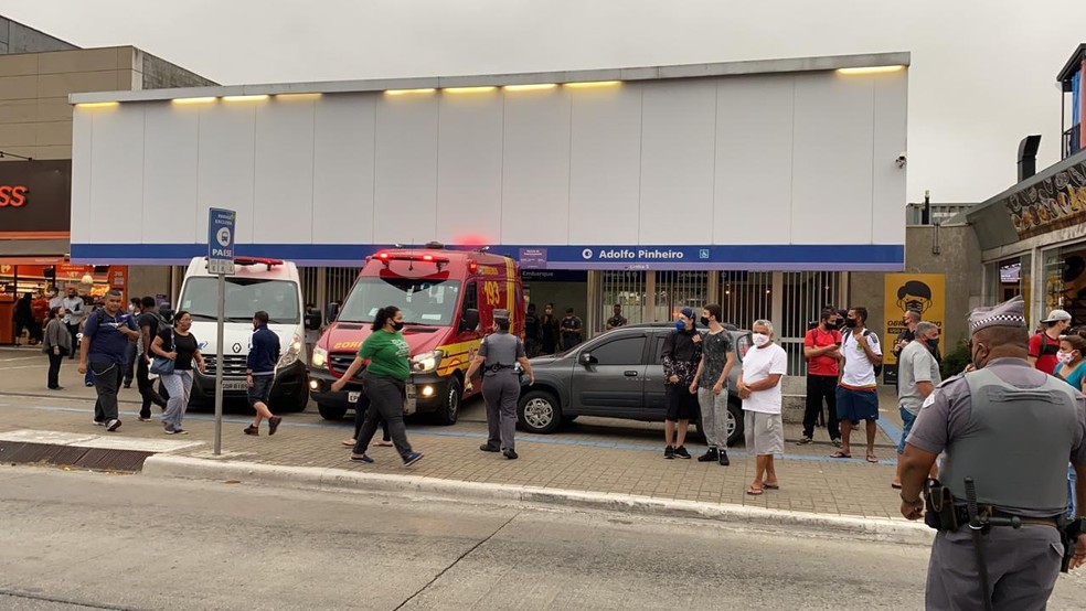 Gate atende ocorrência com refém na estação Adolfo Pinheiro do Metrô — Foto: Abrahão Cruz/TV Globo