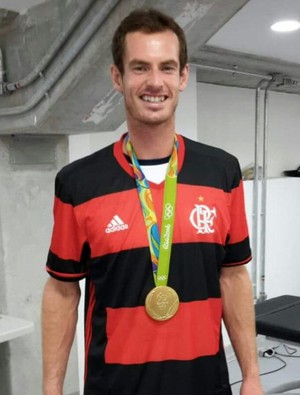 Com medalha de ouro, Murray veste camisa do Flamengo após bi olímpico