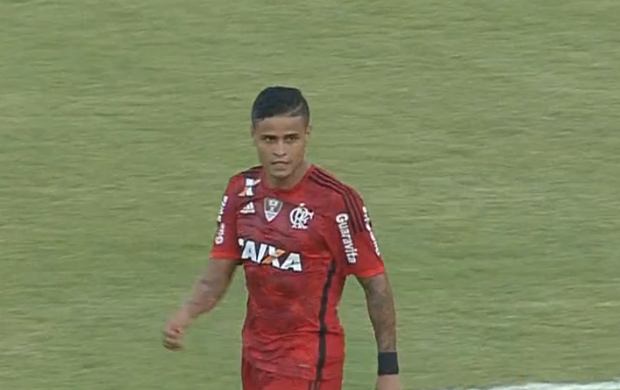 Everton tenta chute com estilo, fura feio e disputa enquete de gol perdido