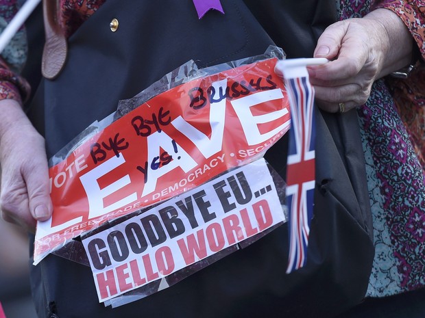 Eleitor defende a saída do Reino Unido da União Europeia nesta quarta-feira (23) em Londres (Foto: REUTERS/Toby Melville)
