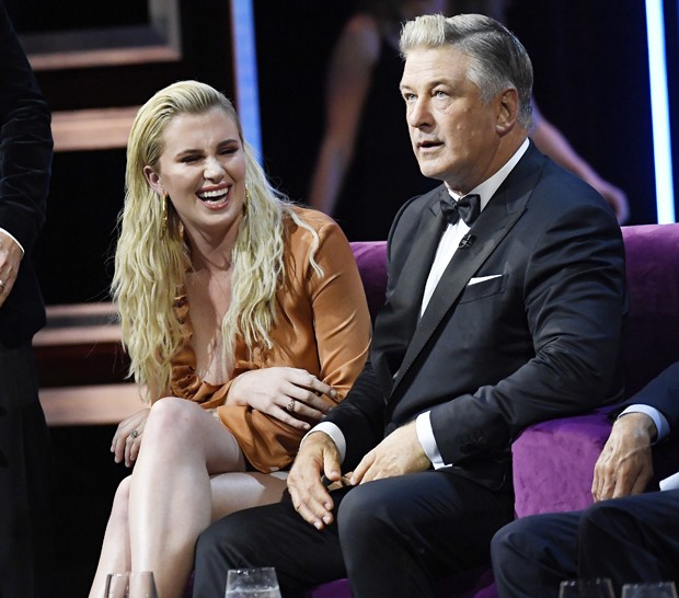 BEVERLY HILLS, CALIFORNIA - SEPTEMBER 07: (L-R) Ireland Baldwin and  Alec Baldwin attend the Comedy Central Roast of Alec Baldwin at Saban Theatre on September 07, 2019 in Beverly Hills, California. (Photo by Kevork Djansezian/VMN19/Getty Images for Comed (Foto: Getty Images for Comedy Central)