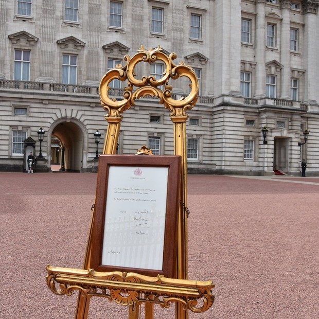 Aviso em frente ao Buckingham Palace (Foto: Reprodução/Twitter)