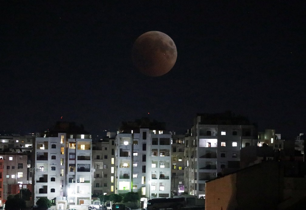 Lua vista durante eclipse em Idlib, na Síria (Foto: Jamal Saidi/Reuters)