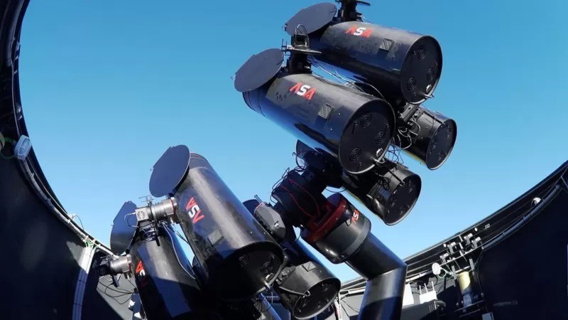 Novo telescópio parece uma bateria de lançadores de foguetes (Foto: BBC)