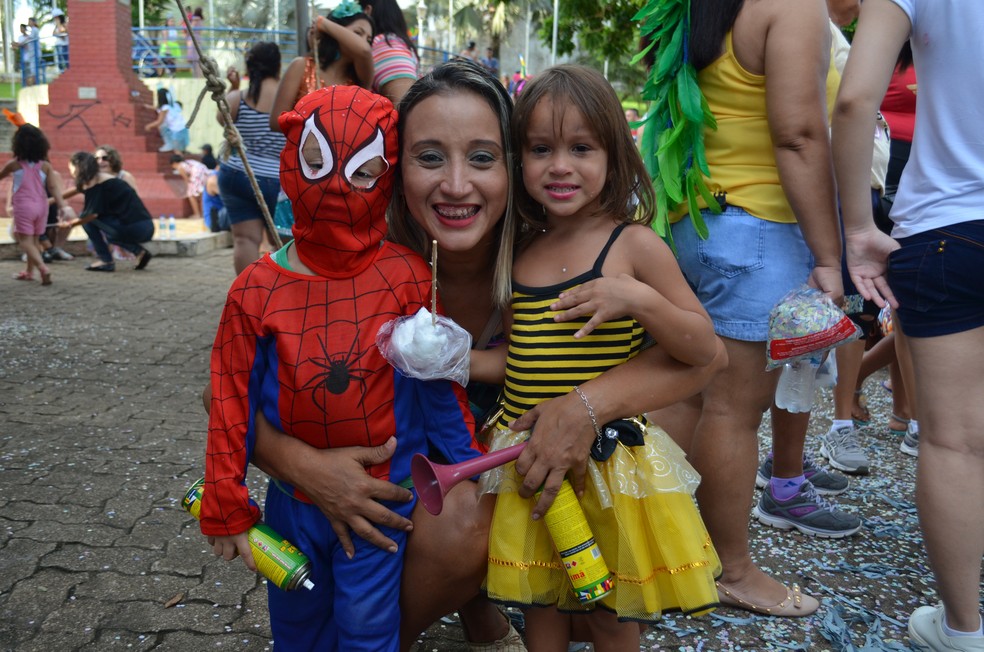 Josy Tabosa ao lado da filha e do sobrinho (Foto: Hosana Morais/G1)