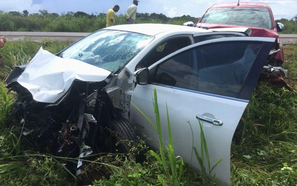 Carro fica com a frente e a parte traseira destruídas após colisão com outros 2 veículos na BA (Foto: Elvis Araújo/Blogbraga)