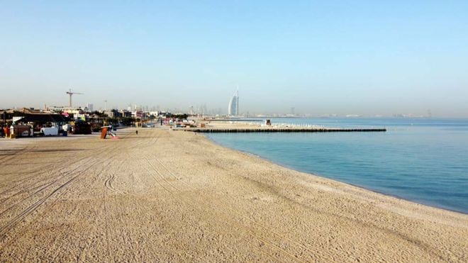 BBC - Uma foto tirada por um drone mostra uma praia deserta em Dubai. Os Emirados Árabes Unidos fecharam suas principais atrações turísticas e culturais, incluindo parques e praias, até 30 de março, além de suspenderem a emissão de vistos para estrangeiro (Foto: MAHMOUD KHALED / EPA via BBC)