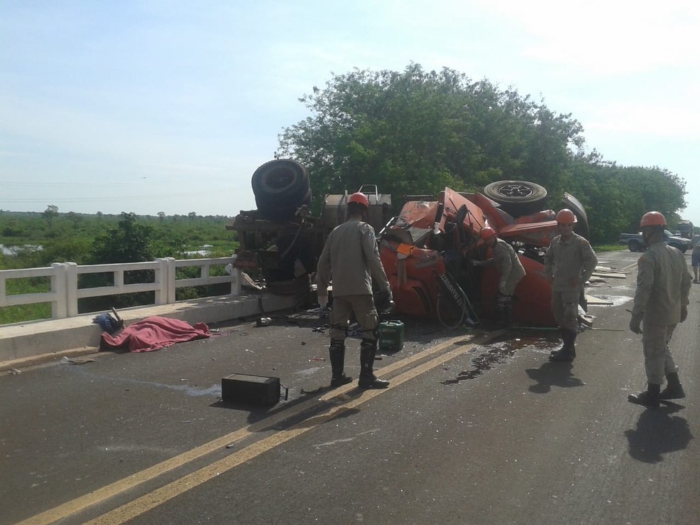 Motorista morreu e caminhão ficou na pista — Foto: Corpo de Bombeiros/Divulgação