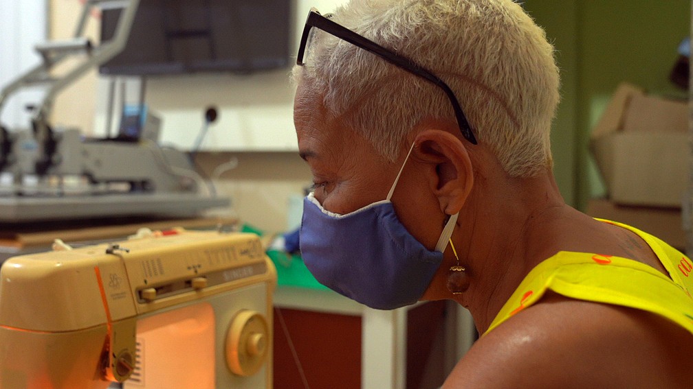 Costureira Ana Aparecida lembra momentos de dificuldade na pandemia — Foto: Jorge Soares/G1