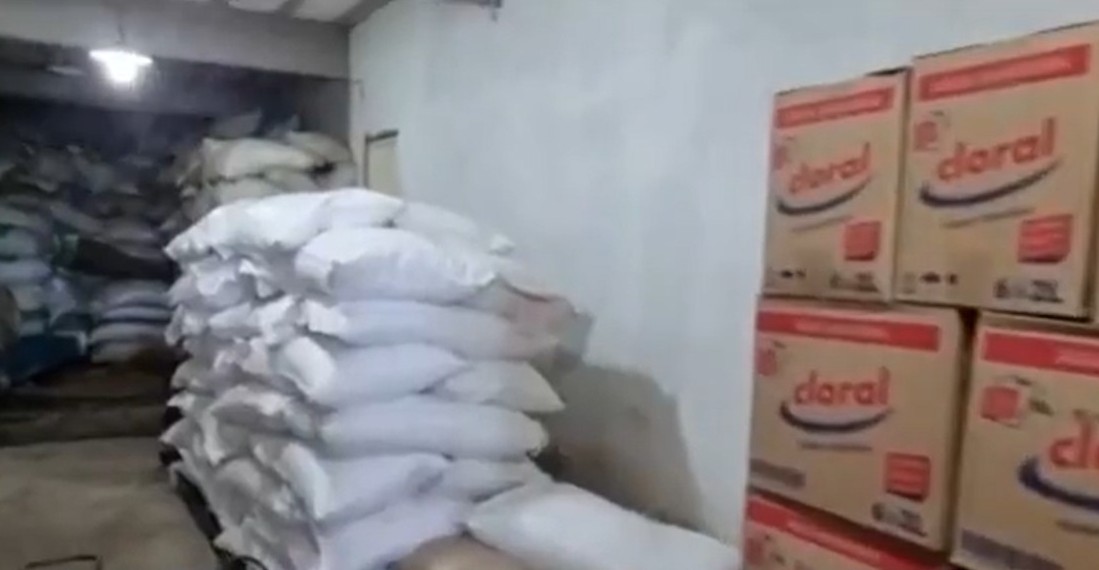 Trinta toneladas de produtos de limpeza roubados são recuperadas em galpão na cidade de Feira de Santana