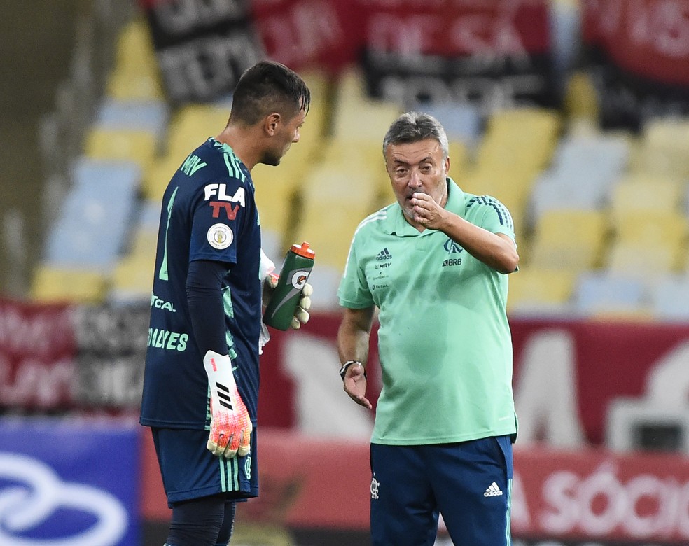 Intérpretes e líderes, Diego Alves e Filipe Luís se tornam “auxiliares” de Dome no Flamengo