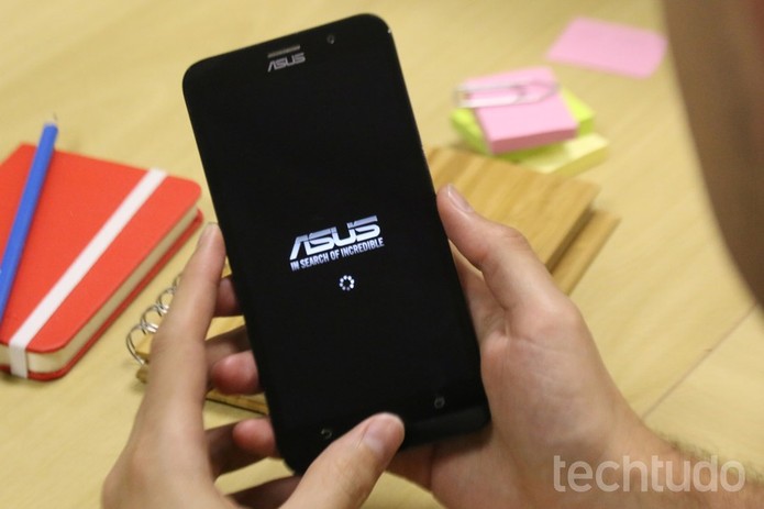 Asus Zenfone 2 tem tela Full HD de 5,5 polegadas (Foto: Lucas Mendes/TechTudo)