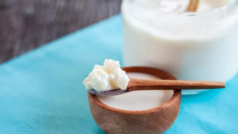 O kefir é uma bebida fermentada a partir do leite que remonta aos pastores das montanhas do Cáucaso (Foto: Getty Images via BBC News Brasil)