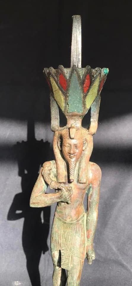 Estatueta do deus Nefertum encontrada na necrópole Saqqara (Foto: Reprodução Facebook/Ministry of Tourism and Antiquities وزارة السياحة والآثار)