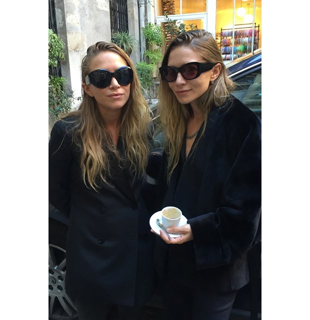 Mary Kate and Ashley Olsen, the twins behind The Row, after their debut Paris collection (Foto: Suzy Menkes Instagram)