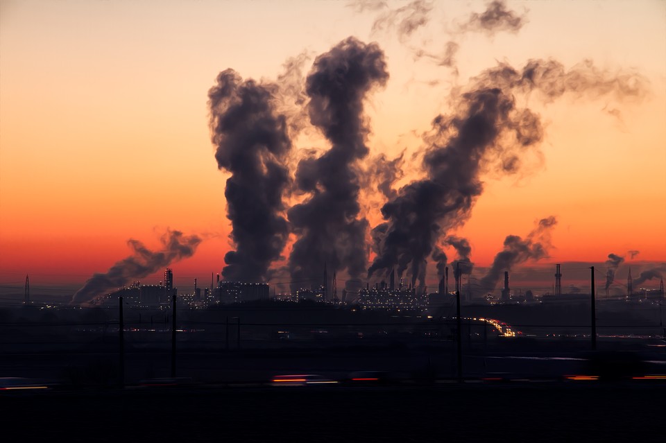 Interferômetro consegue monitorar emissões de gases do efeito estufa, tais como aqueles liberados por grandes complexos industriais.  (Foto: Pixabay)