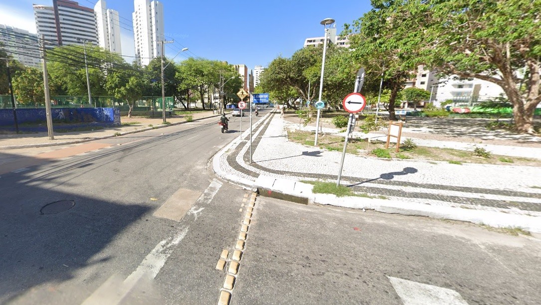 Novo semáforo é instalado no cruzamento das ruas Bento Albuquerque com Francisco Matos, no Bairro Cocó, em Fortaleza