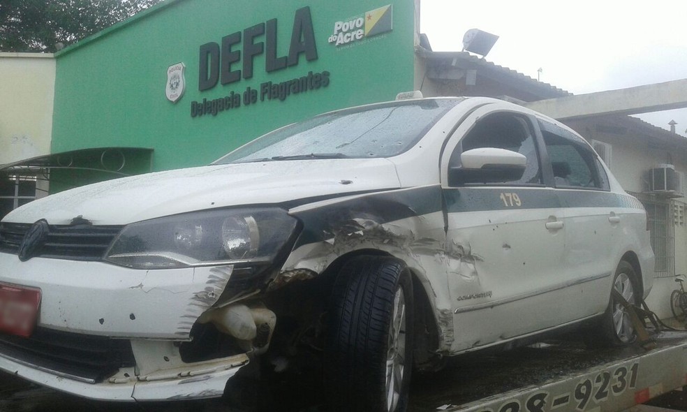 Táxi usado na fuga dos bandidos foi levado para o pátio da Delegacia de Flagrantes  (Foto: Josué Martins/Rede Amazônica Acre)